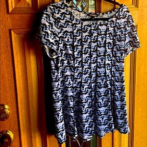 Super cute blouse with great “swing”